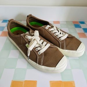 Cariuma Brown and Cream Sneakers